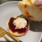 コバチチャイ - 『発酵バター香るリッチなスコーン』
『トッピング クロテッドクリーム&オーガニックジャム』