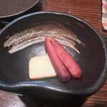 Kunsei Izakaya Kuyuri - お通しで燻製チーズとカラスミが