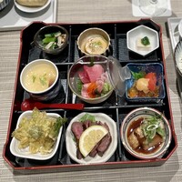 創作料理 FANCL令和本膳 - 『季節野菜のおひたし』『湯葉巻き』『胡麻豆腐』『茶碗蒸し』『お造り(マグロ、サーモン、平目)』
                    『ほたるいかとほたての酢味噌がけ』『季節野菜と旬魚の天ぷら』『牛たん塩麹焼き』『のどぐろの炊き合わせ』