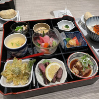 創作料理 FANCL令和本膳 - 『季節野菜のおひたし』『湯葉巻き』『胡麻豆腐』『茶碗蒸し』『お造り(マグロ、サーモン、平目)』
                    『ほたるいかとほたての酢味噌がけ』『季節野菜と旬魚の天ぷら』『牛たん塩麹焼き』『のどぐろの炊き合わせ』