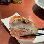 酒肴場 屯 - シャリには紅生姜をまぶしてあり、大葉や昆布で風味良く仕上がった棒寿司