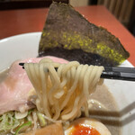 酒肴場 屯 - 加水率高めのモチプル中太麺は三河屋製麺製