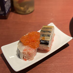 酒肴場 屯 - 八戸前沖さば棒寿司¥250、今日はイクラとトビッコサービス！