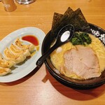 横浜家系ラーメン 小作大和家 - ラーメン、餃子