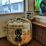 灼味噌らーめん 八堂八 - 2Fカウンター席.、樽酒が並んでます