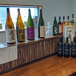 灼味噌らーめん 八堂八 - 2Fカウンター席、日本酒が並んでます