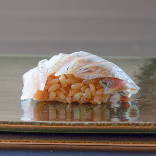 尽享带有四季不同恩惠的手握寿司和单品料理。