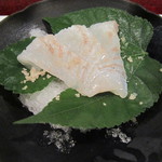 割烹 新多久 - ヒラメを塩で
