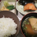 割烹 新多久 - 焼き鮭と麩の味噌汁