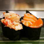 立食い寿司 根室花まる - オレンジと赤で統一された軍艦2カン