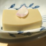 越後酒房 八海山 - カニ味噌豆腐、濃厚で美味しくて、もっと食べたい〜上に添えた野菜が桜の花びらみたい〜♡