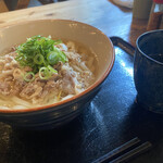 海で魚を食べる鳥 - 