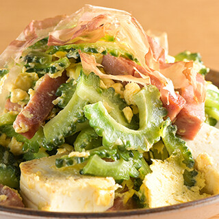 沖縄の食材をふんだんに使用した料理を多彩にご用意