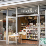 EATALY - レストランとは入り口を異にするマーケット。