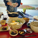 KONPEKI The villa all suite - 土鍋炊きご飯をよそって下さるので、つい食べてしまう。朝日が入り過ぎてこの後カーテンを閉めて頂いたけれど、もったいない気分にはなりました。