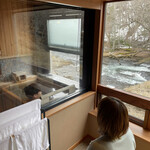 ラビスタ阿寒川 - 起きぬけ至極の温泉タイムを満喫する小チルさんと見守る妻