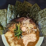 横浜家系ラーメン 魂心家 - 黒胡椒味噌らーめん大盛り＋のり5枚(2023年3月27日)