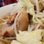 ラーメン二郎 - 豚の厚み