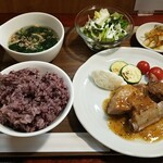 キッチン ブルー グローブ - スペアリヴ　ポシェ、トリュフとオニオンのソース