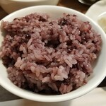 キッチン ブルー グローブ - 黒米大盛りのアップ