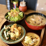 Sakenomidokoro Hanauta - 本日の日替わり定食の副菜達。