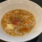 匠家 - 残ったライスにスープをたっぷりと入れて、ニンニク、豆板醤？、胡椒、酢を小さじ1杯。(トマトリゾット風味)