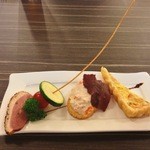 Restaurant　Flounder - ディナーコースの前菜（鴨肉のスモーク、カナッペ、キッシュ）