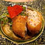 Sake To Ate Itou - おばんざい⑦リコッタチーズと新馬鈴薯のコロッケ、赤パブリカと黄パブリカのサラダ添え
                        一番良かった、セットの〆として秀逸