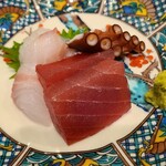 Sake To Ate Itou - お刺身盛り合わせ
                        ④鱸の洗い
                        活かった感ゼロだが、鱸特有の泥臭さは無い
                        ⑤目撥鮪赤身
                        魚種として脂質が低いので赤身はとろけ無い
                        ⑥真蛸
                        普通でした