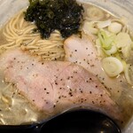 唯一無二のらぁ麺専門店 イ袋ワシづかみ - 強しょっつる系煮干しブラック