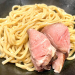 つけ麺 是・空 - コシが足りなく、小麦の旨みがしない。全粒粉入りとは到底思えない。チャーシュー、材木メンマはそれなり。一度美味しいつけ麺を食べて勉強し直した方がいいです。瓶ビールも品切れになるし、サービスも低い。残念。