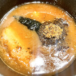 つけ麺 是・空 - 一言で言うと、一から見直した方がいいレベル。スープは温く、出汁が平面的でコクが無い。あと、極端に甘いのは何なんだ？魚粉もデフォで山盛り入っていて風味が混じり味変された状態で提供。こだわりの自家製麺は、