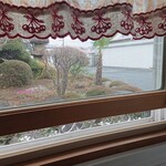 ZakkaCafe Rose House - 外を眺めて
