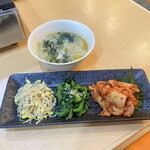 Yakiniku Horumon Ichiban - キムチとナムル、わかたまスープ