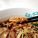 楽観 - 細めで食べやすいメンマ。