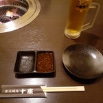 炭火焼肉　十座 - タレ皿と生ビール　ニンニク、コチュジャンは別にお願いすれば持って来て下さいます♪