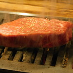 黒毛和牛ヘレ肉専門店 炭火焼肉 りきちゃん - シャートーブリアン(黒毛和牛)を焼いているところ1