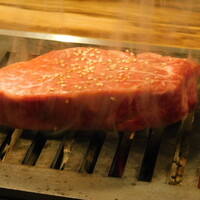 黒毛和牛ヘレ肉専門店 炭火焼肉 りきちゃん 北浜店 - シャートーブリアン(黒毛和牛)を焼いているところ1