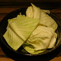 黒毛和牛ヘレ肉専門店 炭火焼肉 りきちゃん 北浜店 - お肉をのせるキャベツ