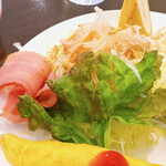 Tsuta - トーストモーニングのベーコンとサラダ