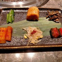 北新地焼肉 きらく - キムチとナムルの盛り合わせ