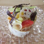 Ryoriya Takashima - 北海道産の桜鱒とスペルト小麦のタルタル仕立て 兵庫県の春野菜  雪下にんじん ミニトマト 金柑 うるい パン 