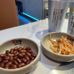 羊不同烤小串 - お通し 豆と大根ピクルス