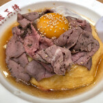 Oosaka Oushou - フワトロ天津飯にローストビーフ、卵黄が乗ります！