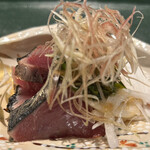 奈良 而今 - 鰹(皮目を炭火炙り) 
      新玉葱と行者ニンニク醤油漬け 茗荷の千切り