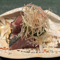 奈良 而今 - 鰹(皮目を炭火炙り) 
                      新玉葱と行者ニンニク醤油漬け 茗荷の千切り