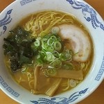 麺屋 ささき - ラーメン 炒飯(小)850円を注文。いずれもかろうじて平均点かな。チャーシュが脂身多いのが気になったのと、炒飯のご飯がベタついていたのが残念。大島優子に似た雰囲気のバイトが癒し系。