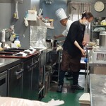 天府之國 - 息のあったチームワーク、明るく楽しい店内で素敵！