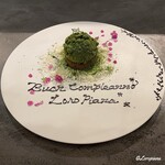 カーサ・デル・チーボ - Buon Compleanno Loropianaと描かれた抹茶とミルクチョコのムース