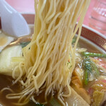 静華食堂 - 五目サンマーメンの麺リフト。細麺ストレートでした。